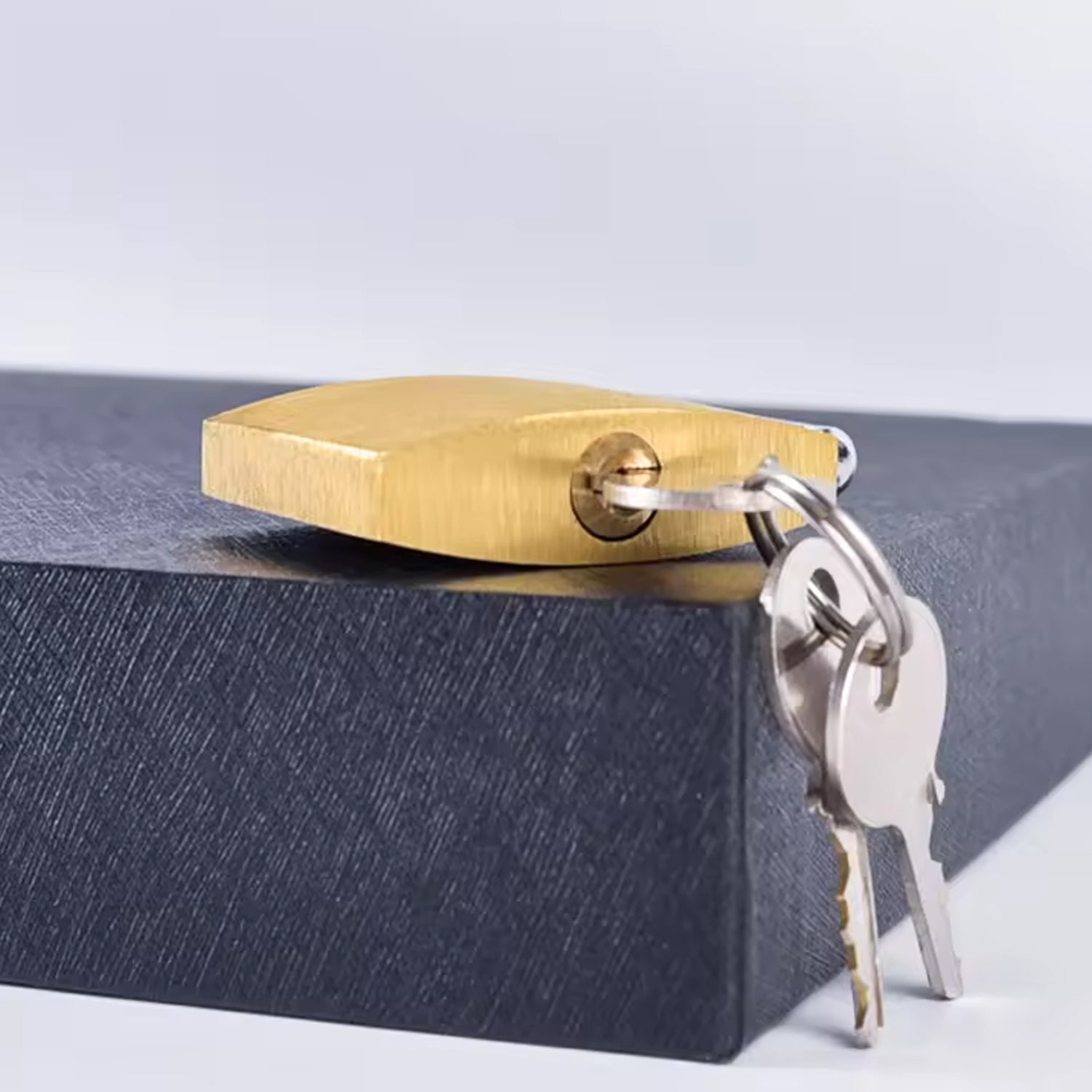 Multipurpose Solid 3 Keys Padlock 38 Mm  1 Pc) Multipurpose Solid 3 Keys Padlock 38 Mm  1 Pc)